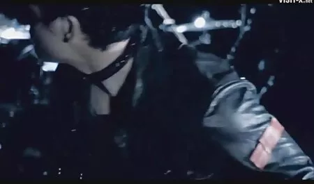 Deux hooligans aux cheveux bruns dominant un homme. films xxx vintage