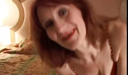 Une belle mom classic porno brune avec Gorge profonde sucer le pénis à la maison