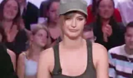 Petite amie yeux la blonde a porn classic 80s fermé les yeux et s'est répandue sur le bord des lesbiennes