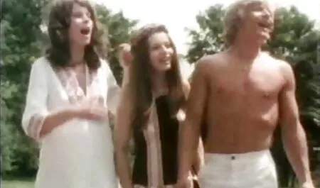 Il ne laissera pas sa petite amie le baigner retro film porn et l'embrasser dans la salle de bain.