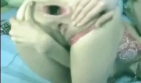 J'ai mis la beauté dans un vagin rasé et l'ai retro film xxx remplie de sperme épais.