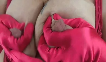 Deux hommes mangent une fille et lui tournent le retro film erotic visage.
