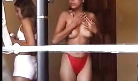 Les vintage porno gratuit filles méchantes acceptent le poulet dans la bouche et le sexe dans les films porno.