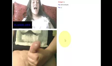 Une classic porn turkish drôle de salope en pantalon noir donne une fellation.