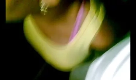 Bouder MILF retro xxx tube lèche les esclaves et strapon dans le cul.