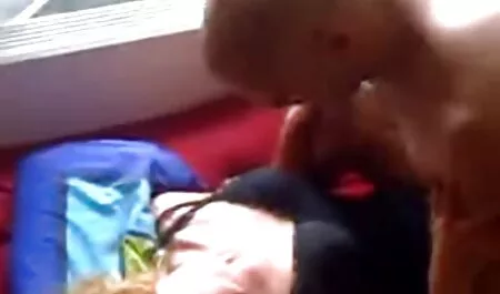 Brune aux cheveux vintage porn cinema longs en bas écarte les jambes pour utiliser un énorme clitoris.