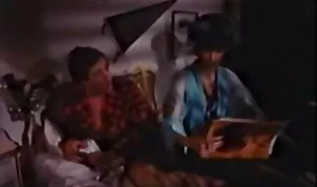 Maman sex films retro porno reste à la maison et se masturbe sa chatte poilue sur le lit.