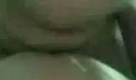 La grande brune laisse le masseur enlever sa culotte et faire film porno vintage complet l'amour.