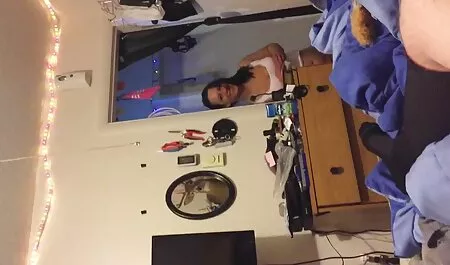 Brunette les deux jambes portent des lunettes sur le sol et porn classic mp4 flirtent avec son cul
