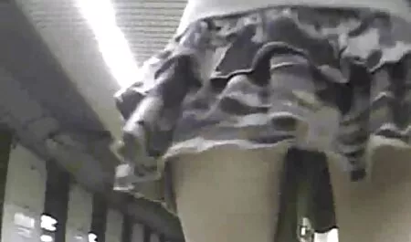 Une fille maigre films pornos vintage en bas noirs satisfait son amant.