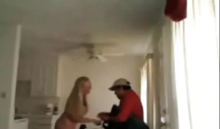 La femme force son mari à lui lécher les mom classic porno orteils.