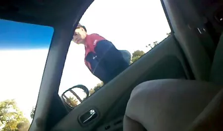 La jeune femme prend une bite films xxx vintage dans sa bouche et gratifie habilement son mari.