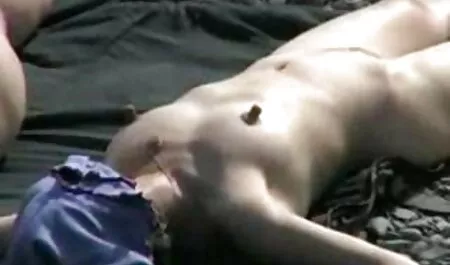 Il a montré à retro xxx vid son ami Un Gode-ceinture et a baisé une fille maigre avec une bite en caoutchouc.