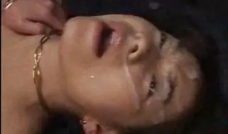 Sexe dans le vagin avec une femme russe en bas noirs à la classic porn private maison