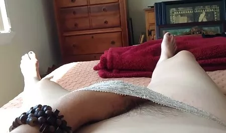 Une petite fille avec une coupe courte montre tous ses vintage porno gratuit charmes.