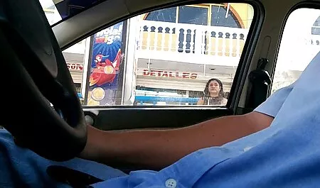 Jeune brune aux softporn classic gros seins se tire devant la caméra.