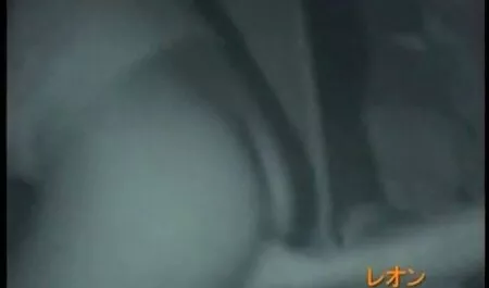 Jolie fille qui avec souplesse changer d'attitude en privé casting film porno retro français