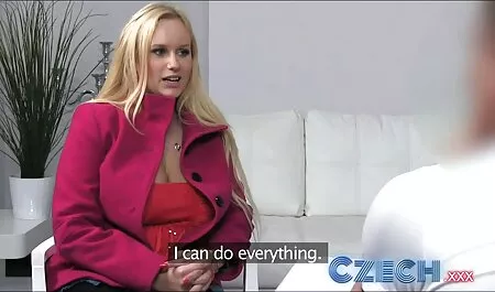 Belle blonde se déshabille lentement et caresse video porno vintage italien son vagin.