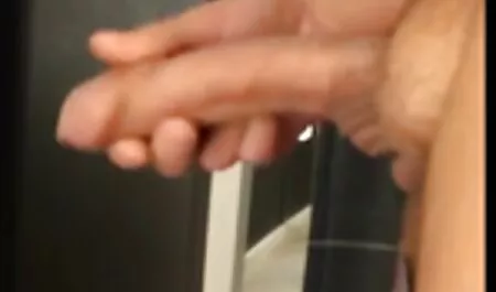 Ivre Fille avec de petits seins ne film porno mature vintage peut pas sucer et s'endormir