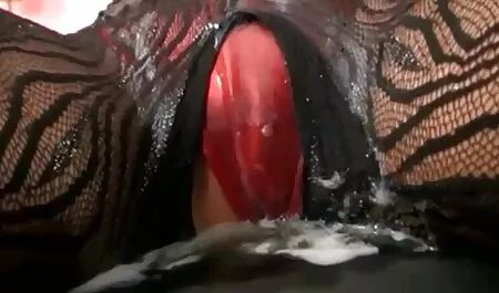 Fétiche dans kinky curly MILF film mature vintage sangle dans le cul sur le canapé