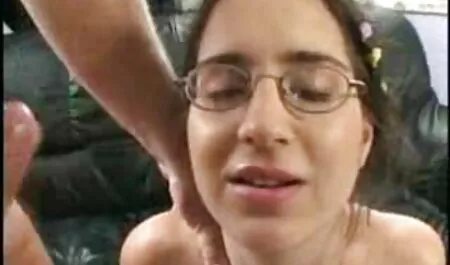 Les visiteurs ont été excités par les beaux pieds du secrétaire et l'ont forcé à film porno vintage mature se masturber.