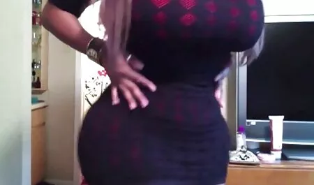 Méchante sex movis classic fille aux cheveux courts baise sur la table de massage