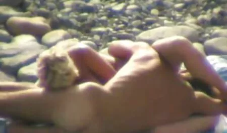Une jeune salope rouge s'est baisée dans le cul porn french vintage avec un gros jouet.