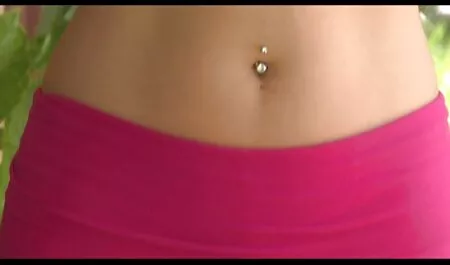 Les femmes d'âge moyen film sexe vintage se déshabillent et peuvent avoir un jeune vagin.