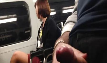 Le couple s'est assis devant la caméra et a commencé à baiser. porno streaming vintage