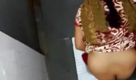 Couple aimant démontre porno vintage francais complet grand sexe dans la chambre d'hôtel.