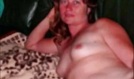 Jeune blonde avec de petits seins se masturbe vintage zoo porno avec le style de chien