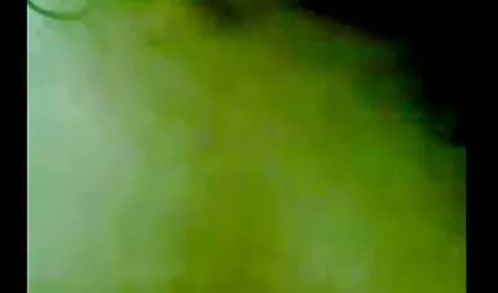 Le jeune sex vintage xxx homme a rencontré une femme adulte dans le jardin et lui a fait l'amour après le bal.