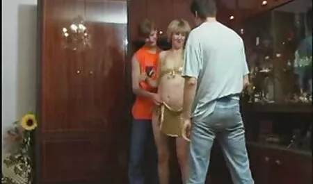 Une fille relaxante en bas noirs tire une bite en caoutchouc dans son classic erotic tube cul