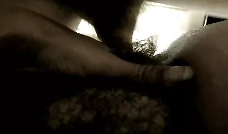 Un jeune homme qui met son pénis dans un ovule dans le vagin d'une vintage sex film fille avec de l'huile.