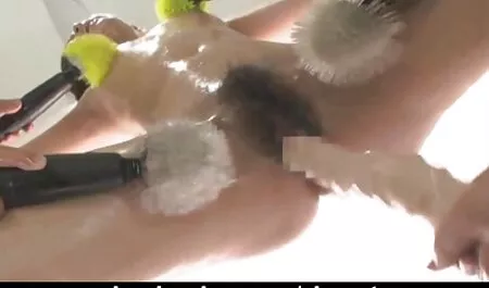 Pure russe lesbienne dans le porn french vintage style de la salle de bain avec strap-on