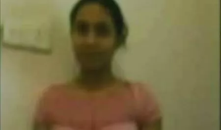 Une pute plus âgée entre dans la pièce pour que le jeune xxx vintage girls homme ait des relations sexuelles au lit.