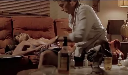 L'employé trouve la sangle de la maîtresse et le fameux sexe sur le canapé. film vintage erotic