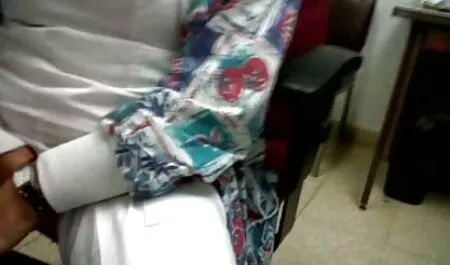 Les amoureux baisent dans une free porno video vintage chambre d'hôtel et peuvent être complétés sans prendre