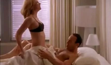 Lui sex classic xxx montrer une chatte rose et un gode gode.