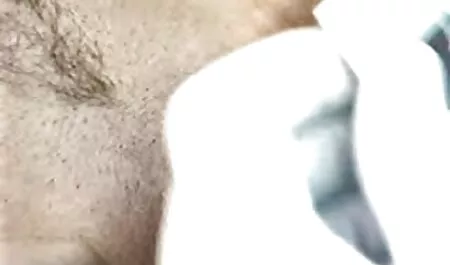 Une belle femme en bas est assise sur le visage de l'homme avec un joli cul film porno francais retro