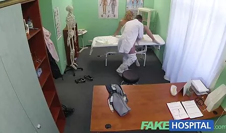 La fille écarte ses jambes minces pour l'homme et montre sa fente rasée. vintage striptease tube