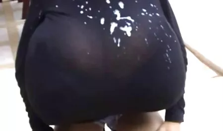 Dans le deuxième trou, tourner une jolie bite blonde retro movies tube