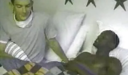 Dans la chambre sur le lit, une chienne rousse lèche le retro xxx tube vagin d'une belle milf.