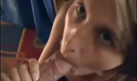 Brune, avec de faux seins, grosse bite film erotique italien vintage entre les seins