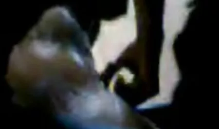 La sex retro classic secrétaire caressait son clitoris pendant qu'elle suçait la bite de son patron.
