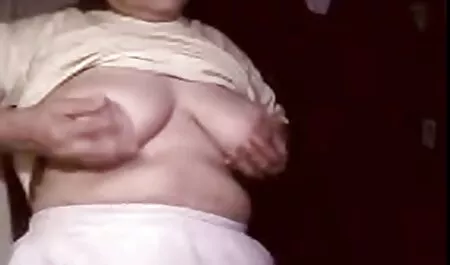 Une jolie jeune vidéo x vintage femme s'est détendue et a laissé le coq géant dans l'anus.