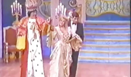 Filles Sexy tube xxx vintage ne Strip-Tease Danse Sur le sol et une figure gracieuse