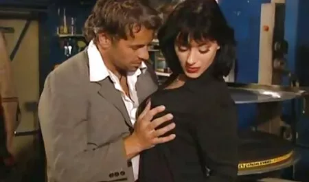 Un gars qui baise une video porno vintage gratuit grande ville espagnole à la salle de gym.
