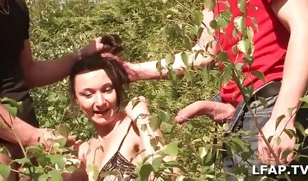 Beauté avec des lunettes une fellation sur le lit sex vintage film d'un homme