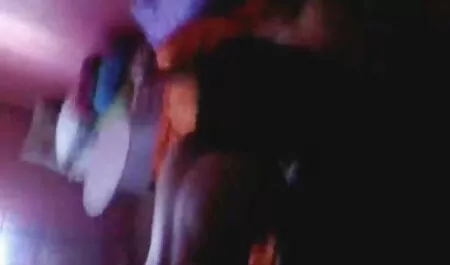 Jeune beauté demande à un homme porno films classic de la baiser.